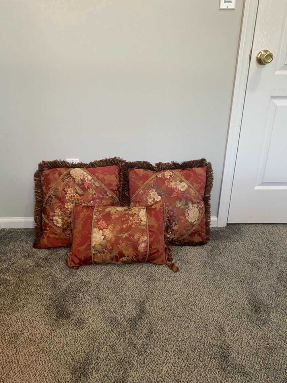 3 decorative pillows